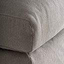 Chaise longue tapizada en lino en color gris – detalle