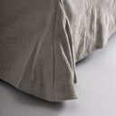 Chaise longue tapizada en lino en color gris – detalle