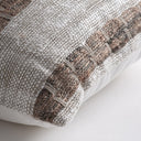Cojín de algodón y lino en color beige de líneas contemporáneas 50 x 30 cm – detalle