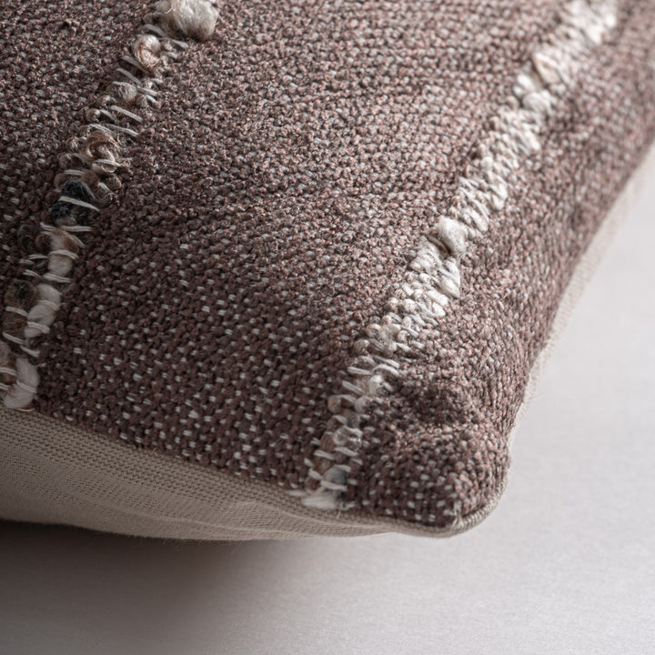 Cojín de algodón y lino en color marrón de líneas contemporáneas – detalle
