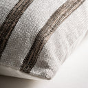 Cojín de algodón y terciopelo en color blanco – detalle