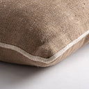 Cojín de lino y fibra natural en color marrón 60 x 40 cm – detalle
