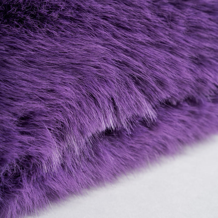 Cojín de poliéster en color morado – detalle