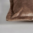 Cojín de terciopelo en color beige – detalle