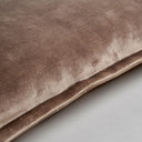 Cojín de terciopelo en color beige – detalle