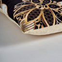 Cojín de terciopelo en color negro de estilo provenzal 45 x 45 cm – Diseño 2 – detalle