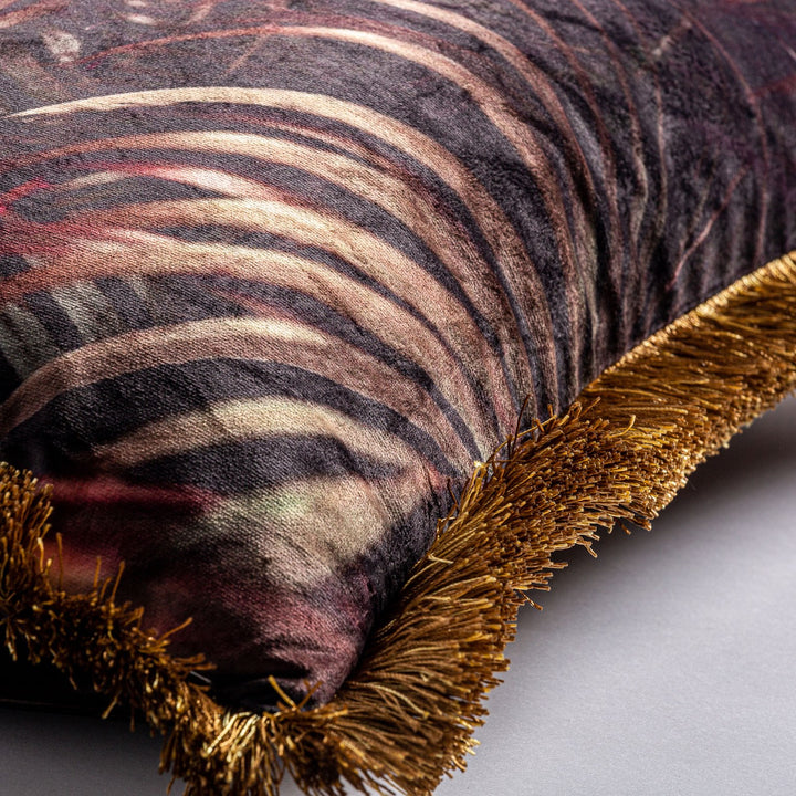 Cojín de terciopelo en tonos oscuros – detalle