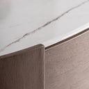 Cómoda de madera contrachapada y chapa de roble en color marrón – detalle