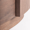 Cómoda de madera contrachapada y chapa de roble en color marrón – detalle