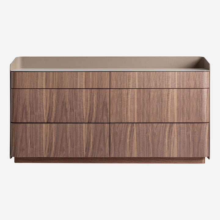Cómoda de madera contrachapada y polipiel en color nogal