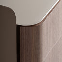 Cómoda de madera contrachapada y polipiel en color nogal – detalle