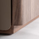 Cómoda de madera contrachapada y polipiel en color nogal – detalle