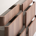 Cómoda de madera contrachapada y polipiel en color nogal – detalle