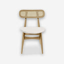 Silla madera sobre fondo gris de estudio