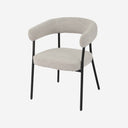 Silla tapizada en tela gris y patas de metal crema, 58 cm x 75 cm de alto sobre fondo gris de estudio
