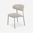 Silla tapizada en tela beige y patas de metal, 55 cm sobre fondo gris de estudio