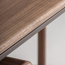 Escritorio de madera contrachapada en color marrón – detalle