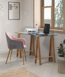 Escritorio de cristal natural y patas de metal en ambiente decorado