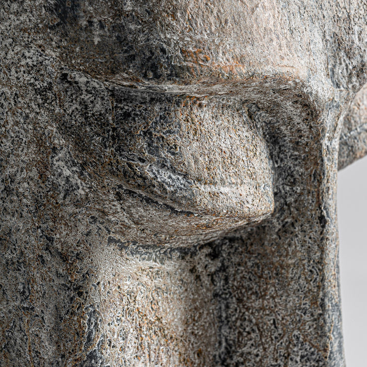 Escultura de cemento en color gris envejecido – detalle