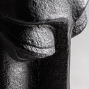 Escultura de cemento en color negro – detalle