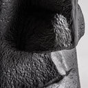 Escultura de cemento en color negro – detalle