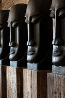 Escultura de cemento en color negro – detalle