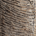 Escultura de madera de mango en color marrón – detalle