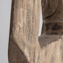 Escultura de madera de suar en color marrón con rombos calados – detalle