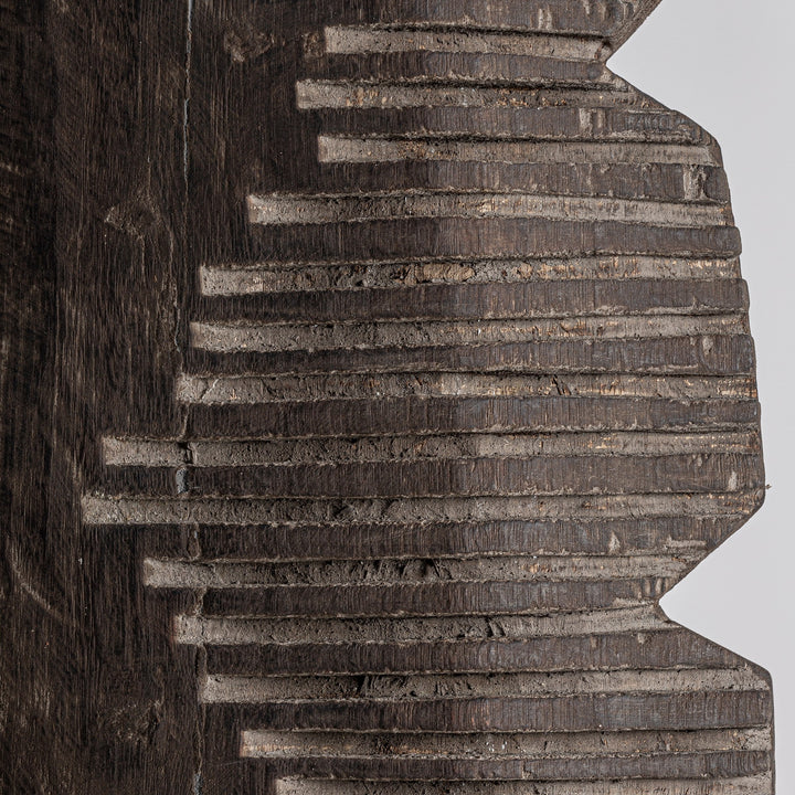 Escultura de madera de suar en color marrón de perfil dentado – detalle
