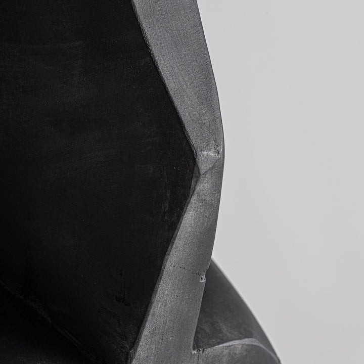 Escultura de madera de teca en color negro – detalle