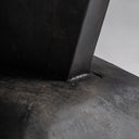 Escultura de madera de teca en color negro – detalle