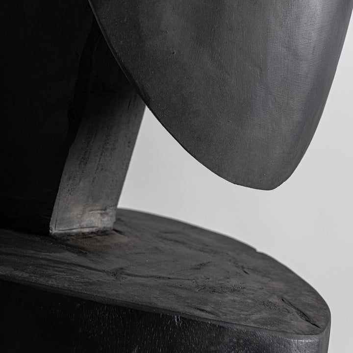 Escultura de madera de teca en color negro mate – detalle