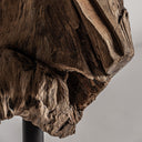 Escultura de madera tropical y piedra en color marrón envejecido – detalle