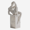 Escultura de resina en color blanco 22 x 14 x 39 cm