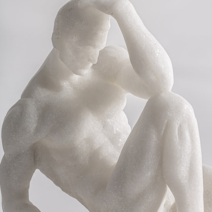 Escultura de resina en color blanco 22 x 14 x 39 cm – detalle