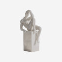 Escultura de resina en color blanco 22 x 14 x 39 cm