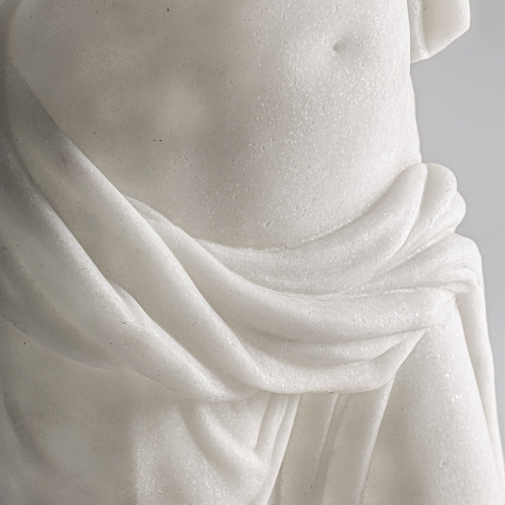 Escultura de resina en color blanco 31 x 27 x 118 cm – detalle