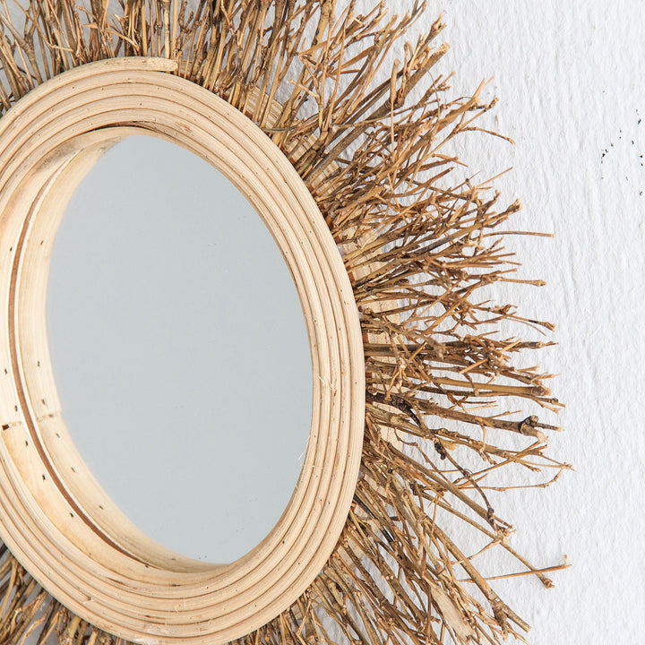Espejo de bambú y madera contrachapada en color marrón – detalle