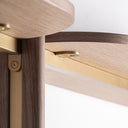 Estantería de chapa de nogal y MDF en color marrón – detalle