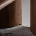 Estantería de madera de acacia y mármol en color marrón – detalle