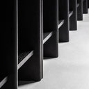 Estantería de madera de mango y mármol en color negro – detalle