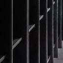 Estantería de madera de mango y mármol en color negro – detalle