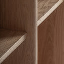 Estantería de madera de roble en color marrón – detalle