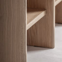 Estantería de madera de roble en color marrón – detalle