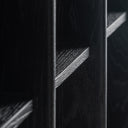 Estantería de madera de roble y mármol en color negro – detalle