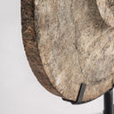 Figura decorativa de madera de suar y hierro en tonos marrones – detalle
