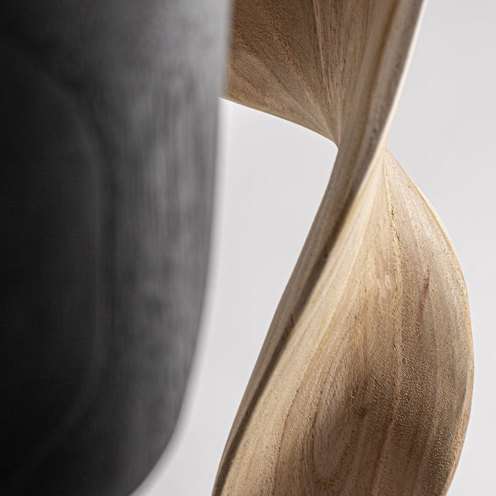 Figura decorativa de madera de teca en color marrón claro – detalle