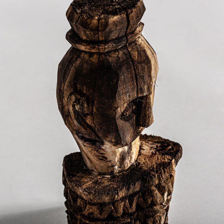 Figura decorativa de madera de teca en color marrón envejecido – detalle