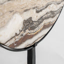 Figura decorativa de mármol y hierro en tonos neutros – detalle