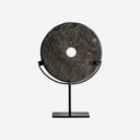Figura decorativa de piedra y hierro en tonos oscuros de estilo nórdico